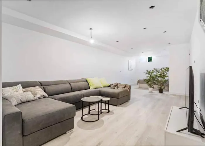 Fantastic Townhouse Near The Ferienhaus Málaga