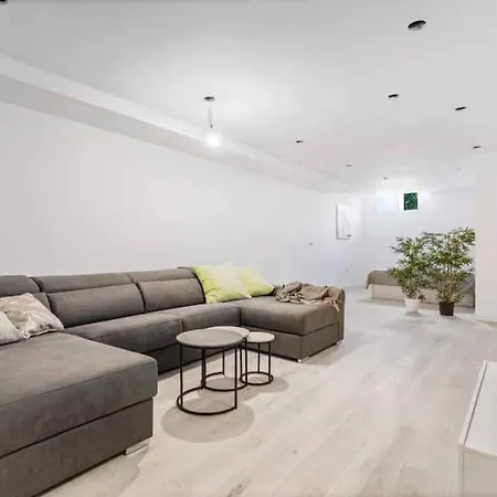 بيت للعطل Fantastic Townhouse Near The